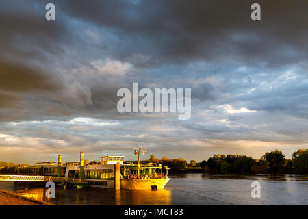 Cadillac-Landschaft: Riverboat Amadolce vertäut am Abend Sonne, Fluss Garonne, Gironde Abteilung, Nouvelle-Aquitaine, Südwesten Frankreichs einstellen Stockfoto