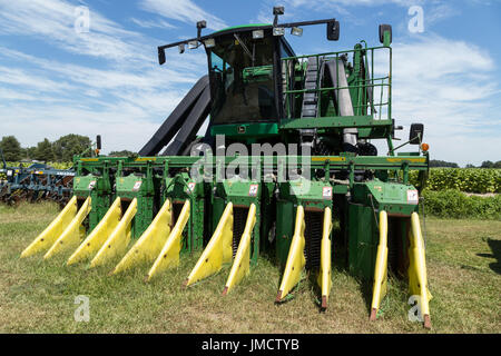 John Deere Harvester mit Baumwolle Header Stockfoto
