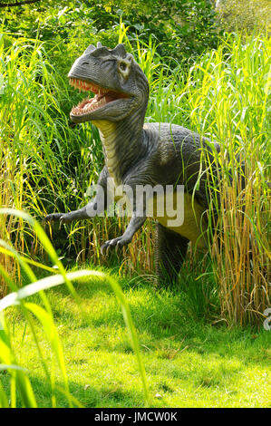 Ein Modell Allosaurus Dinosaurier-Jagd in den langen Rasen Stockfoto