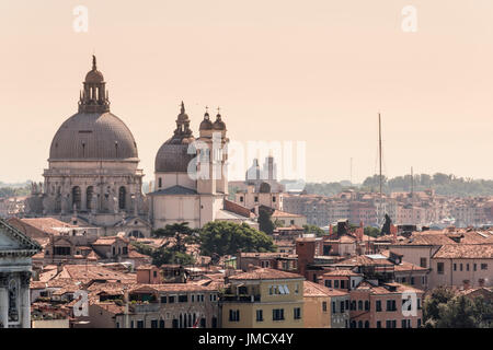 Blick über die Dächer von Venedig, einschließlich einer großen Kirche. Stockfoto