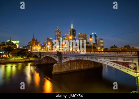 Stadt Skyline der Innenstadt von Melbourne, Prinzessin Brücke und Yarra River bei Nacht. Langzeitbelichtung. Stockfoto