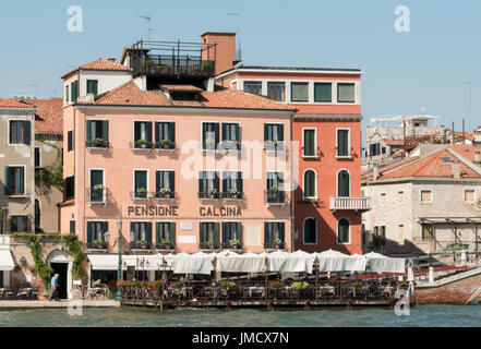 Pensione La Calcina, ein kleines Hotel auf den Canale della Giudecca von einem Boot auf dem Wasser gesehen Stockfoto
