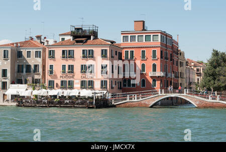 Pensione La Calcina, ein kleines Hotel auf den Canale della Giudecca von einem Boot auf dem Wasser gesehen Stockfoto