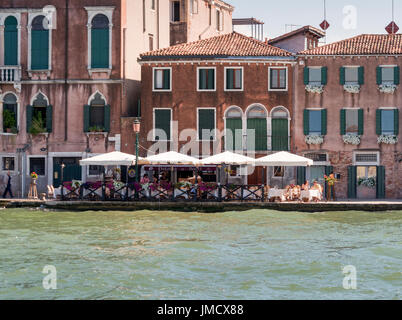 Pensione La Calcina, ein kleines Hotel auf den Canale della Giudecca von einem Boot auf dem Wasser gesehen Stockfoto