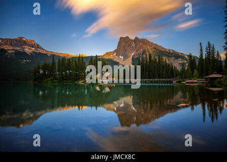 Sonnenuntergang über Emerald Lake mit Mount Burgess im Hintergrund im Yoho Nationalpark, Britisch-Kolumbien, Kanada. Langzeitbelichtung. Stockfoto