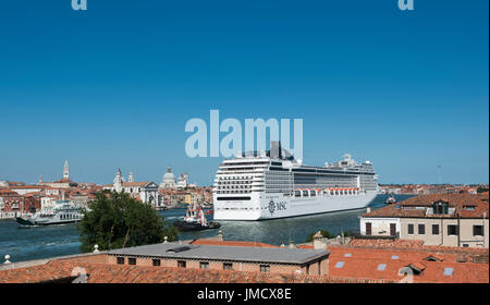 Enorme Kreuzfahrtschiff, der seinen Weg aus Venedig entlang des Canale della Giudecca. Stockfoto