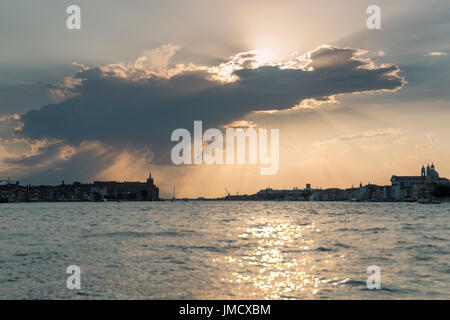 Dramatische Himmel über den Canale della Giudecca wie die Sonne über Venedig untergeht. Stockfoto