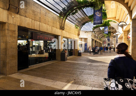 Jerusalem, Israel - 5. Mai 2017: Mamilla Mall, Alrov Mamilla Avenue, Straße, open-air Einkaufszentrum in Jerusalem, Israel am 3. Oktober 2016 Stockfoto