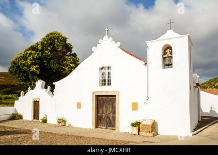 Igreja Paroquial da Bordeira - historische Kirche im Dorf Bordeira in der Nähe von Carrapateira, im Gemeindegebiet von Aljezur, Algarve Portugal Stockfoto