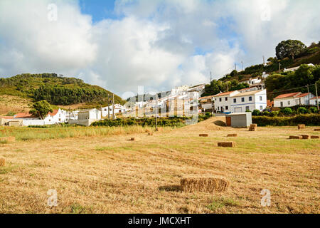 Blick auf traditionelle Häuser im Dorf Bordeira in der Nähe von Carrapateira, im Gemeindegebiet von Aljezur im Distrikt Faro, Algarve Portugal Stockfoto