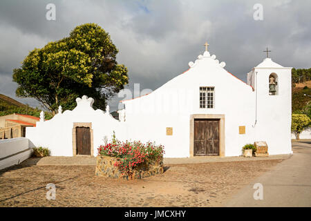 Igreja Paroquial da Bordeira - historische Kirche im Dorf Bordeira in der Nähe von Carrapateira, im Gemeindegebiet von Aljezur, Algarve Portugal Stockfoto