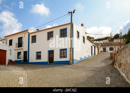 Dorfstraße mit Wohnhaus in der Stadt von Bordeira in der Nähe von Carrapateira, im Gemeindegebiet von Aljezur, Bezirk Faro, Algarve Portugal Stockfoto