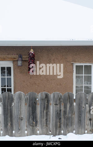Adobe Dach bedeckt im Schnee in Albuquerque, New Mexico. Stockfoto