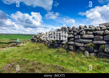 Eisenzeit Fort, Burbage Tal, Carl Wark, Higgar Tor mit Sommerwolken Stockfoto