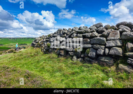 Eisenzeit Fort, Burbage Tal, Carl Wark, Higgar Tor mit Sommerwolken Stockfoto