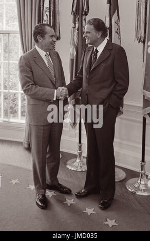 Präsident Richard Nixon Händeschütteln mit Evangelist Billy Graham im Oval Office des weißen Hauses in Washington, D.C. am 10. August 1971. (USA) Stockfoto