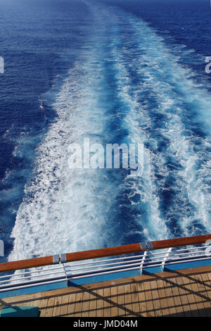 Kreuzfahrtschiffe, Wake und Geländer, Golf von Mexiko Stockfoto