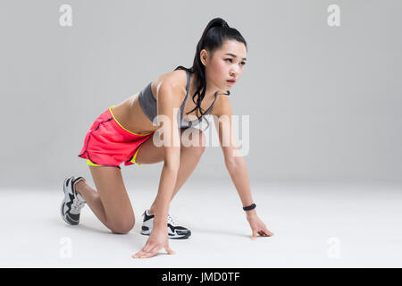 Vorbereiten der Ausführung chinesische Sportlerin Stockfoto