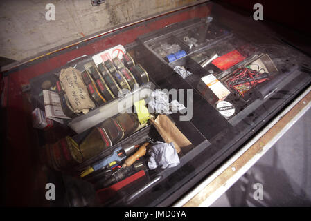 Sperrfrist bis 0001 Freitag Juli 28 Mail Geräteschiene Arbeitnehmer, die ab dem letzten Tag übrig blieben, die die Bahn zum Verschieben von Nachrichten in London am 30. Mai 2003, auf dem Display unter Mount Pleasant Sortierung Büro, bei der eine Vorschau auf das Postmuseum in London lief. Stockfoto