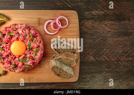 Nahaufnahme von Steak Tartare mit Beilagen und Exemplar Stockfoto