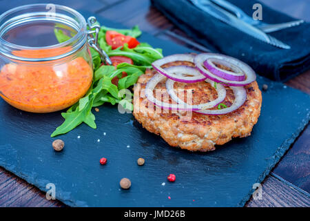 Gegrilltes Steak vom gehacktes Rindfleisch mit Gemüse Stockfoto