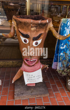 Yokai Monster Street - Yokai sind eine Art von übernatürlichen Geistern und Monstern.  In der japanischen Folklore gibt es eine Vielzahl von Yokai, angefangen bei amus Stockfoto