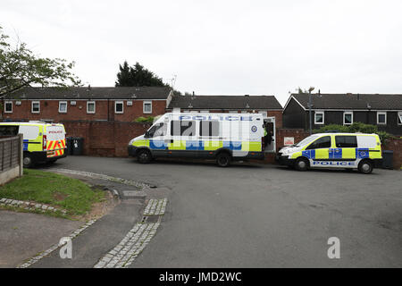 Polizei am Tatort, wo bewaffnete Offiziere ein Mann und ein weiteres erschossen haben, ist nach einem Zwischenfall in der Nähe Hereford, Frankley, Birmingham verhaftet worden. Stockfoto