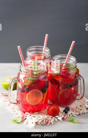 Sommer-Beeren-Limonade mit Limette und Minze in Einmachglas Stockfoto