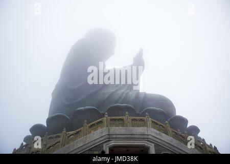 Die enorme Tian Tan Buddha Statue hoher Berg in der Nähe von Kloster Po Lin, Lantau Island, Hong Kong Stockfoto