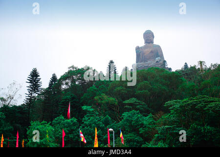 Die enorme Tian Tan Buddha Statue hoher Berg in der Nähe von Kloster Po Lin, Lantau Island, Hong Kong Stockfoto