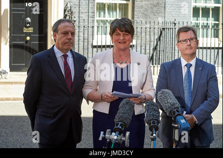 DUP Leader Arlene Foster ein Statement vor Downing Street Featuring: Nigel Dodds, Arlene Foster, Jeffrey Donaldson Where: London, Vereinigtes Königreich bei: Kredit-26. Juni 2017: Alan West/WENN.com Stockfoto