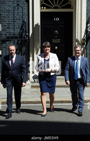 DUP Leader Arlene Foster ein Statement vor Downing Street Featuring: Nigel Dodds, Arlene Foster, Jeffrey Donaldson Where: London, Vereinigtes Königreich bei: Kredit-26. Juni 2017: Alan West/WENN.com Stockfoto