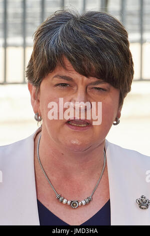 DUP Leader Arlene Foster ein Statement vor Downing Street Featuring: Arlene Foster wo: London, Vereinigtes Königreich bei: Kredit-26. Juni 2017: Alan West/WENN.com Stockfoto