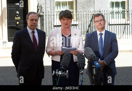 DUP Leader Arlene Foster ein Statement vor Downing Street Featuring: Nigel Dodds, Arlene Foster, Jeffrey Donaldson Where: London, Vereinigtes Königreich bei: Kredit-26. Juni 2017: Alan West/WENN.com Stockfoto