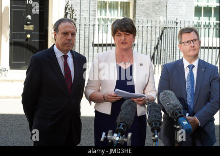 DUP Leader Arlene Foster ein Statement vor Downing Street Featuring: Nigel Dodds, Arlene Foster, Jeffrey Donaldson Where: London, Vereinigtes Königreich bei: Kredit-26. Juni 2017: Alan West/WENN.com Stockfoto