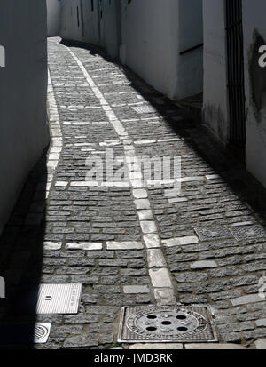 Schmale gepflasterte Gasse Straße in Vejer De La Frontera, Provinz Cadiz, Spanien Stockfoto