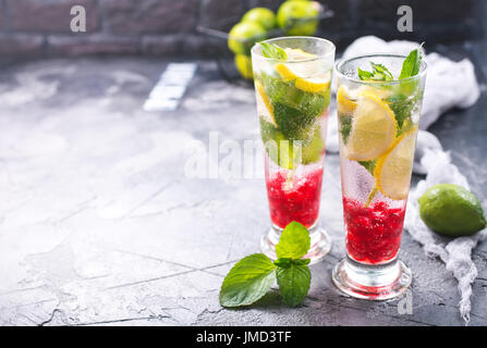 kalte Lemonad mit Himbeeren in den Gläsern Stockfoto