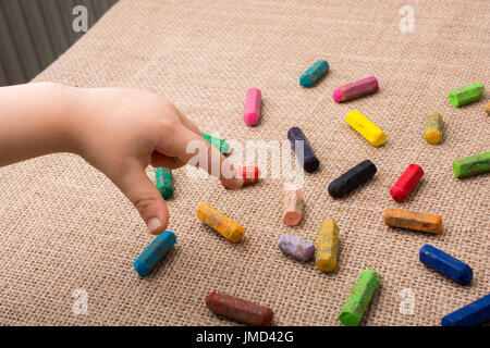 Verwendete Farbe Buntstifte und ein Kleinkinder Hand zeigen Stockfoto