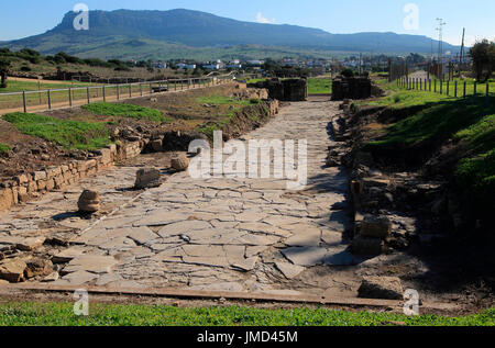 Gepflasterte Hauptstraße in Baelo Claudia Roman Website, Provinz Cadiz, Spanien Stockfoto