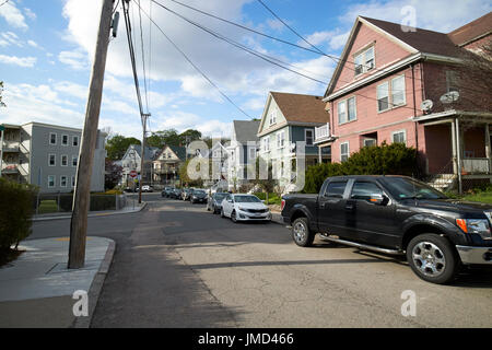 Autos geparkt Onstreet in großen viktorianischen hölzernen Häuser in Savin Hill Avenue wohlhabenden viktorianischen Wohngegend Boston USA Stockfoto