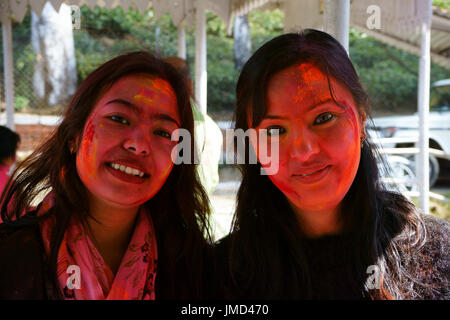 Junge Frauen mit aufgemalten Gesichtern feiern Holi, Darjeeling, West-Bengalen, Indien Stockfoto