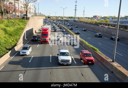 anstrengenden Vormittag Pendler-Verkehr an der interstate 93 uns Route 1 in Boston USA Stockfoto