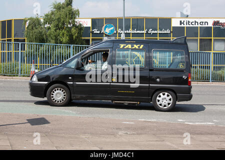 Ein Taxi fahren in Birmingham auf der A38 Stockfoto