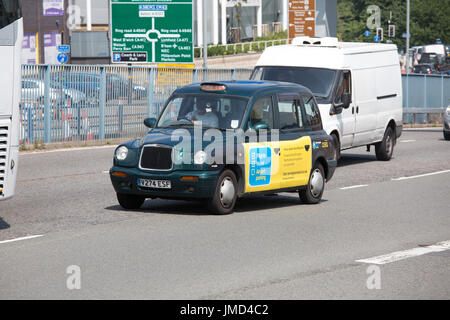 Ein Taxi fahren in Birmingham auf der A38 Stockfoto