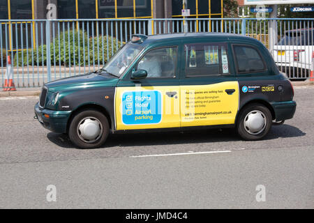 Ein Taxi fahren in Birmingham auf der A38 Stockfoto