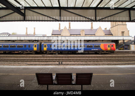 Ein East Midlands Zug am Bahnhof Lincoln abgebildet Stockfoto