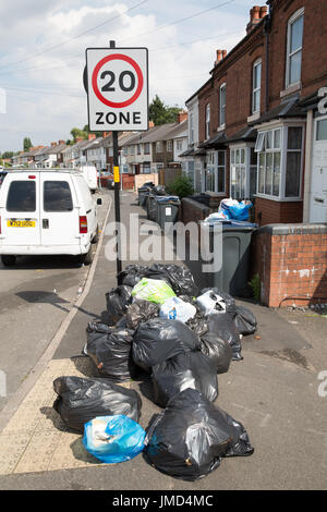 Nicht abgeholte Müllberge in Nansen Road, Alum Rock, Birmingham. Die Müllabfuhr sind in den Streik protestieren gegen Personalabbau und niedrigere Löhne Stockfoto