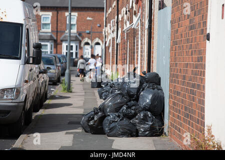 Nicht abgeholte Müllberge in Tarry Road, Alum Rock, Birmingham. Die Müllabfuhr sind in den Streik protestieren gegen Personalabbau und niedrigere Löhne Stockfoto