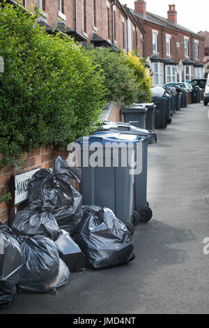 Nicht abgeholte Müllberge in Nansen Road, Alum Rock, Birmingham. Die Müllabfuhr sind in den Streik protestieren gegen Personalabbau und niedrigere Löhne Stockfoto