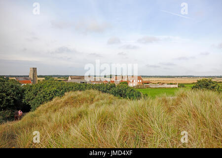 Ein Blick von den Dünen über Ackerland und die kleine Gemeinschaft der waxham, Norfolk, England, Vereinigtes Königreich. Stockfoto